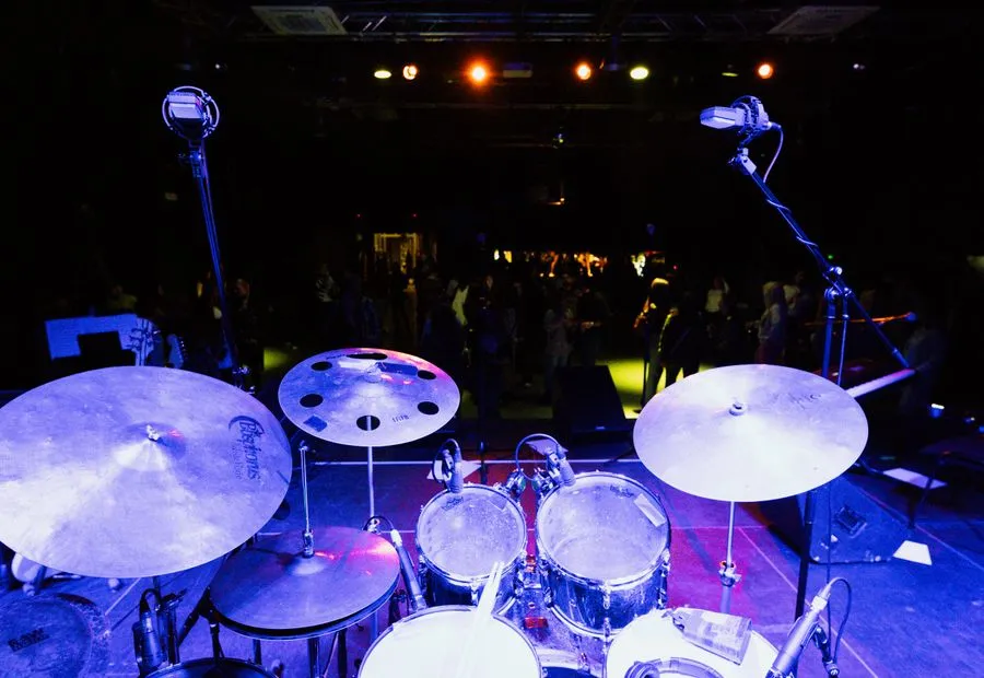 Bộ trống jazz trên sân khấu biểu diễn
