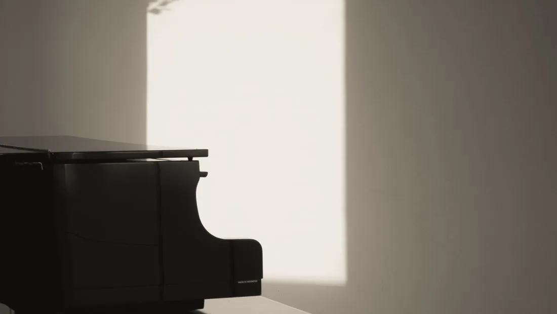 Đàn piano cơ trong phòng khách hiện đại