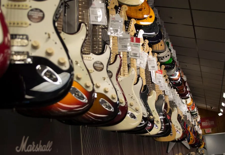 Nhiều cây guitar điện treo trên tường cửa hàng